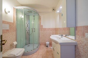 House, 3 Bedrooms | Bathroom