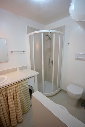 Studio, 1 Queen-Bett und Schlafsofa | Badezimmer | Dusche, Haartrockner, Bidet, Handtücher