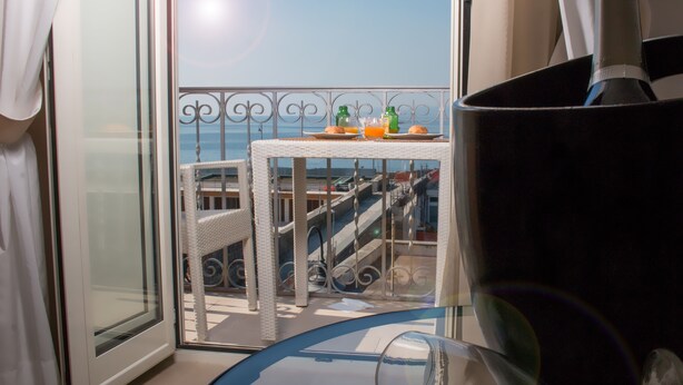 A balcony with a table, chairs, and a bottle of champagne. - La Dimora dei Borboni (Portici)