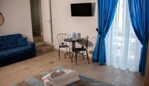 Habitación cuádruple, balcón, vista al mar | Wifi gratis y ropa de cama