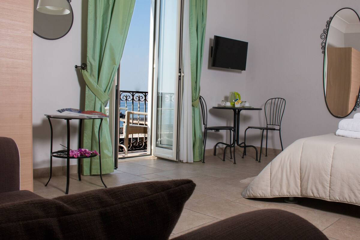 Habitación triple, balcón, vista al mar | Wifi gratis y ropa de cama 