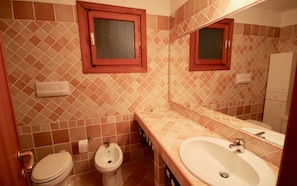 A bathroom with a toilet, bidet, and sink. - Casa Marinella (Olbia)