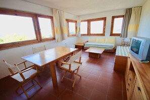 Apartament, 2 dormitoris | Sala d'estar | Televisor 