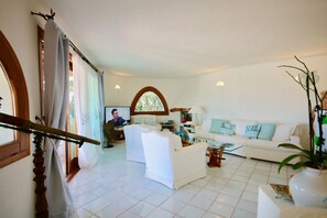 Villa, 6 Schlafzimmer | Wohnbereich | Flachbildfernseher