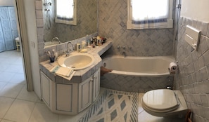 Un baño con lavabo, bañera y retrete.