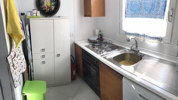 Apartment, 1 Bedroom, Sea View | Private kitchenette | Fridge, microwave, stovetop, dishwasher