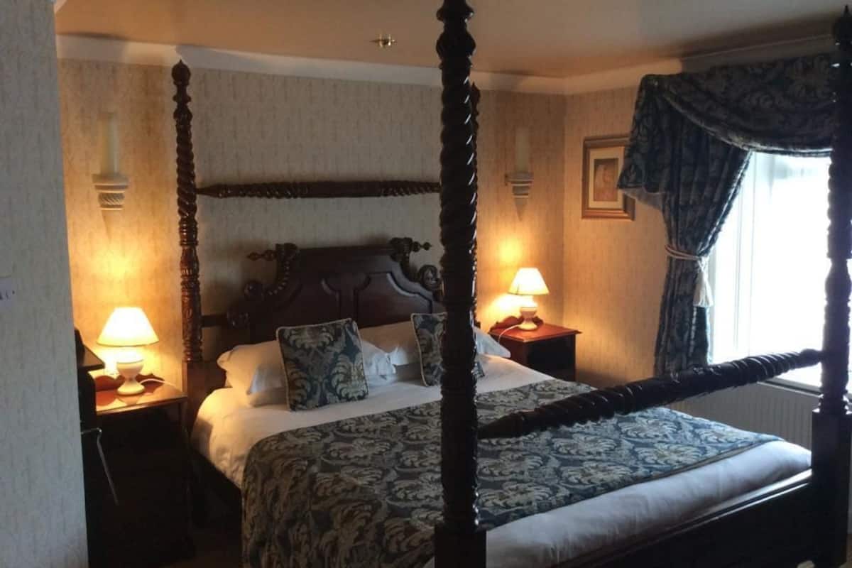 Superior Four Poster King Room | Desk, iron/ironing board, bed sheets