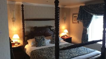 Superior Four Poster King Room | Skrifborð, straujárn/strauborð, rúmföt