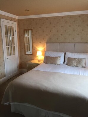 Quarto casal | Escrivaninha, ferros/tábuas de passar roupa, roupa de cama