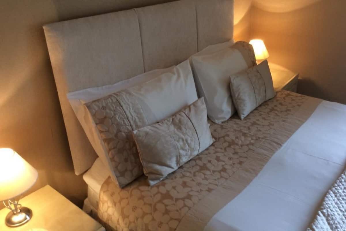 Double Room | Desk, iron/ironing board, bed sheets