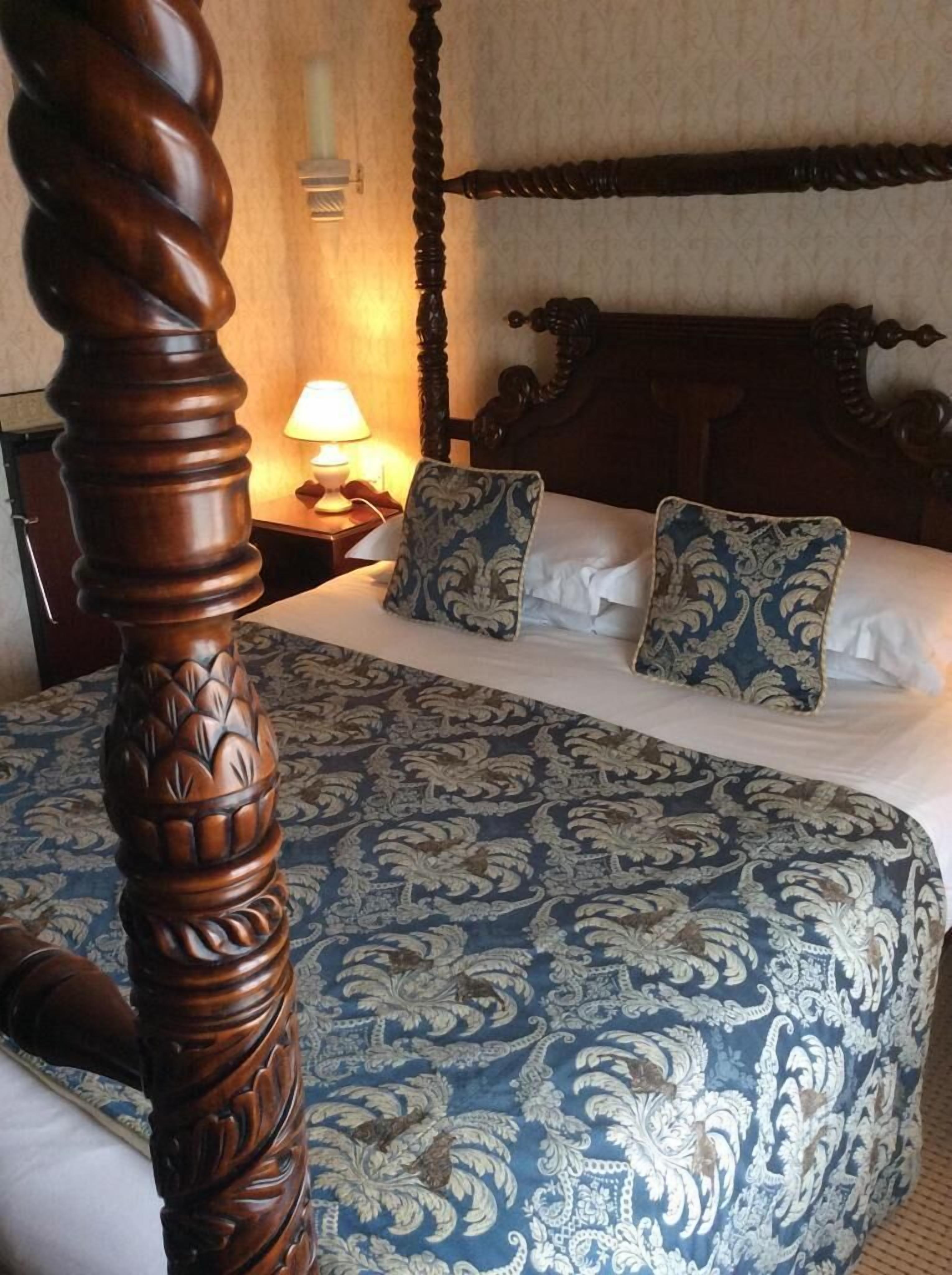 Deluxe Family Room | Desk, iron/ironing board, bed sheets