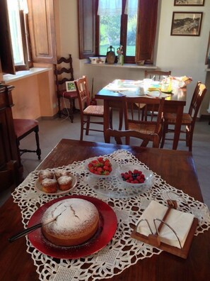 Free daily buffet breakfast