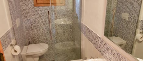 Apartment, 1 Schlafzimmer | Badezimmer | Dusche, Bidet, Handtücher