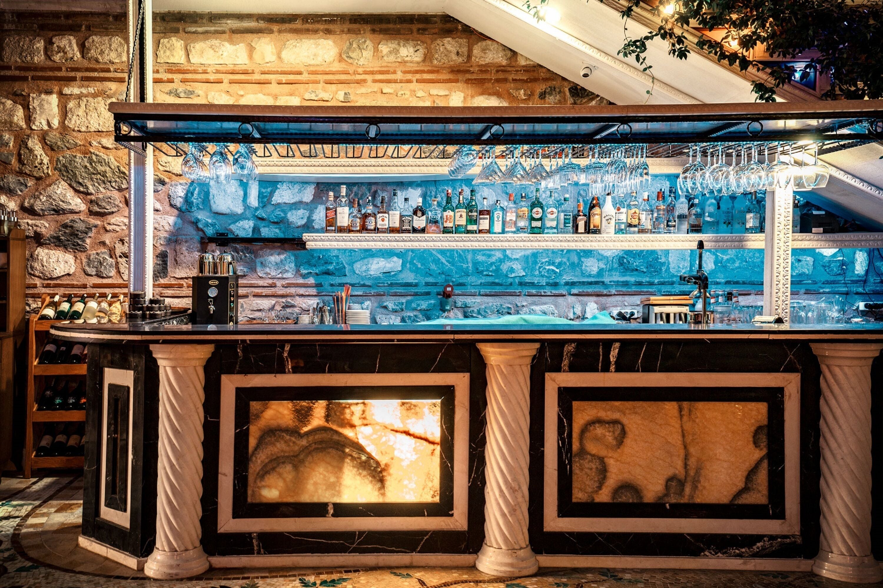 Quầy bar sát hồ bơi