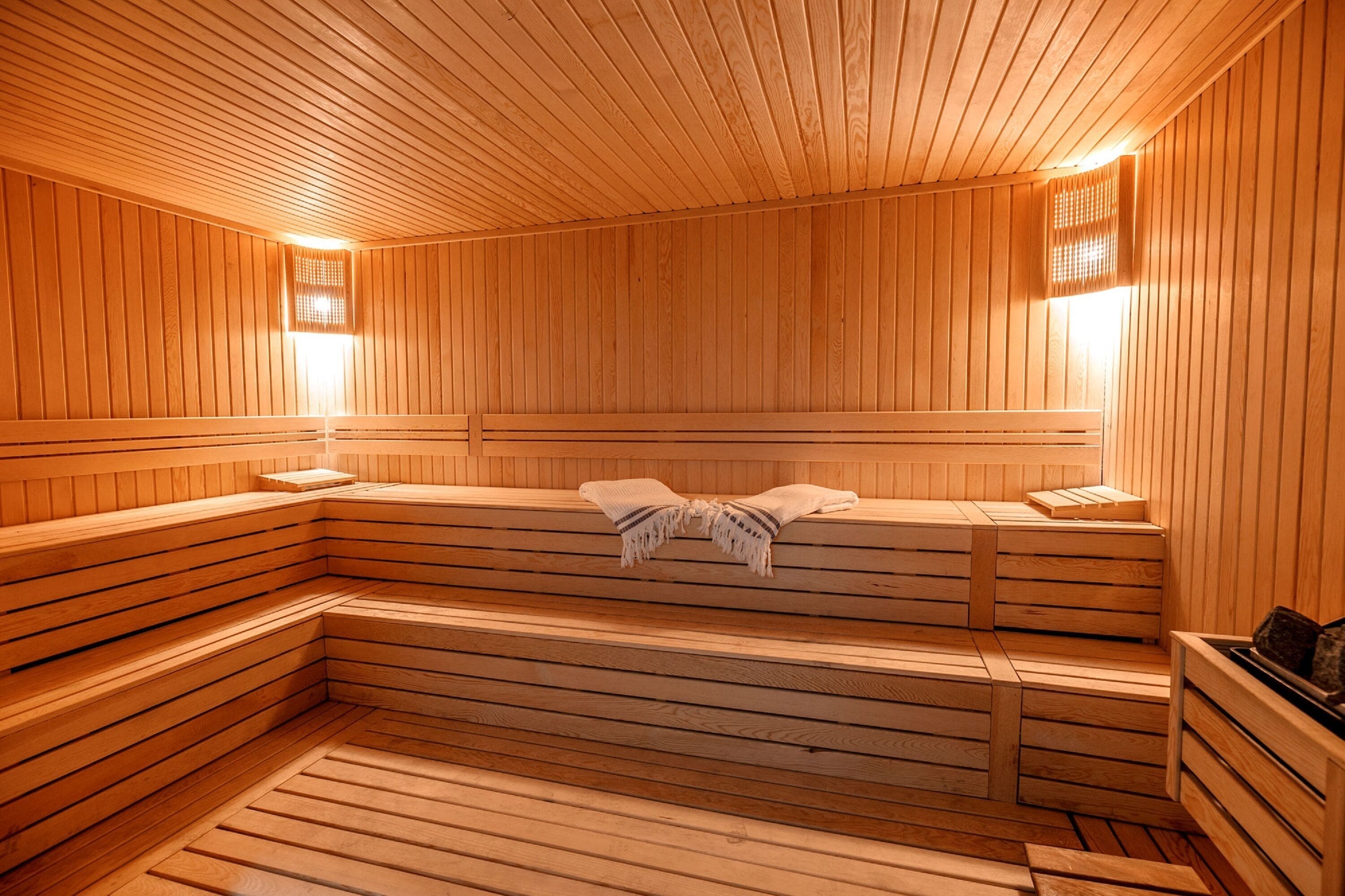 Eine Holzsauna mit Bänken und Handtüchern.