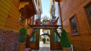 A wooden building with a sign reading "SEVEN HILLS". - Seven Hills Palace & Spa (Istanbul)