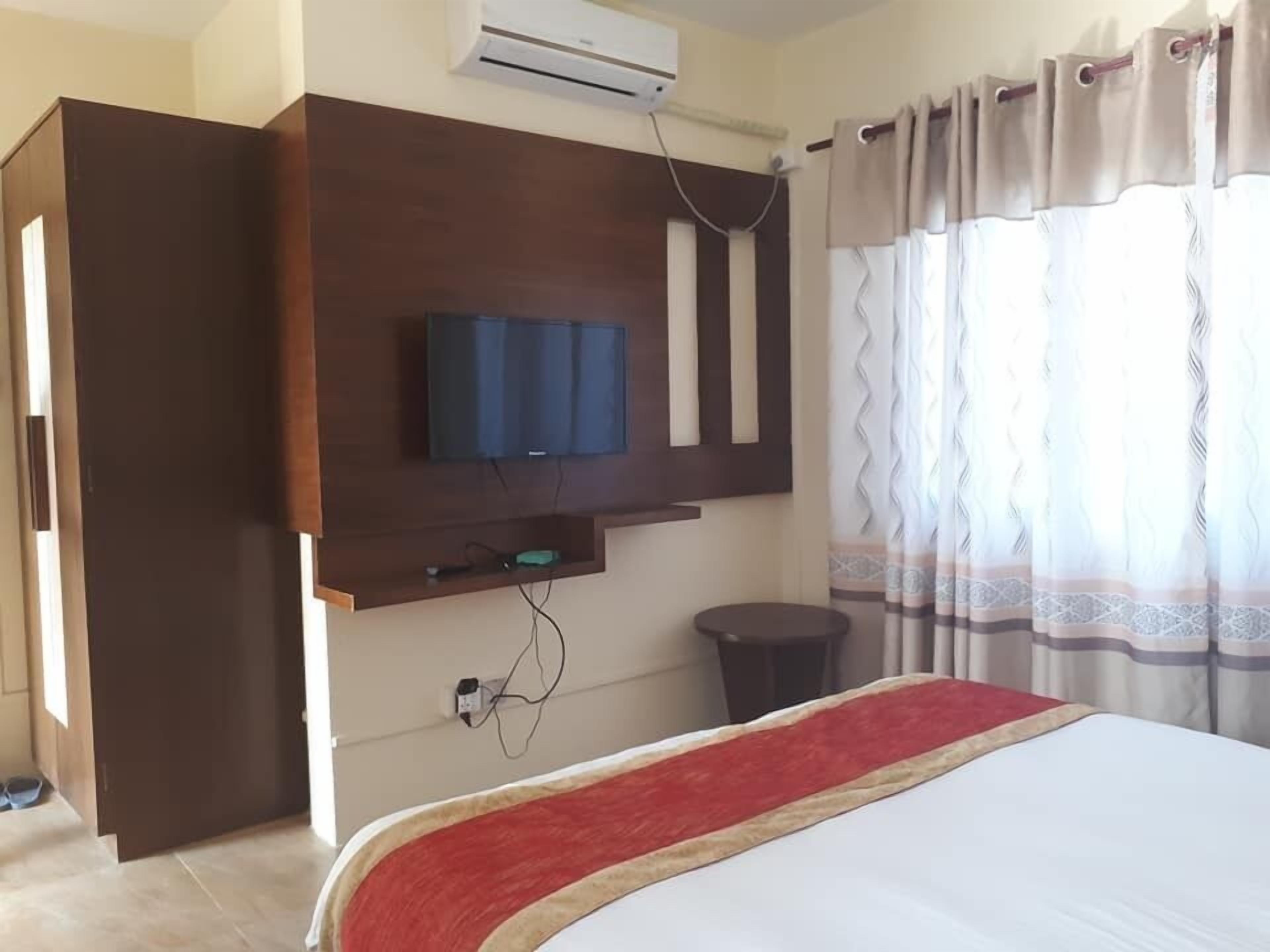 Deluxe Room | Blackout curtains, cots/infant beds, rollaway beds, free WiFi