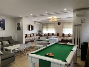 ฝ่ายต้อนรับ