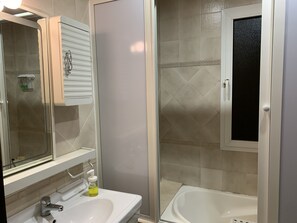 Design-villa - 3 soveværelser | Badeværelse | Bruser, gratis toiletartikler, hårtørrer, badekåber