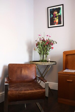 Comfort Room, 1 King Bed, Non Smoking | Premium bedding, desk, blackout drapes, iron/ironing board - The Dark Horse Pub (Bristol)