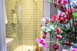 Shower, free toiletries, towels - The Dark Horse Pub (Bristol)