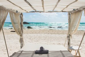 Privat strand i nærheten, hvit sand og strandhåndklær