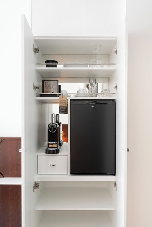 Ropa de cama de alta calidad y caja de seguridad en la habitación 