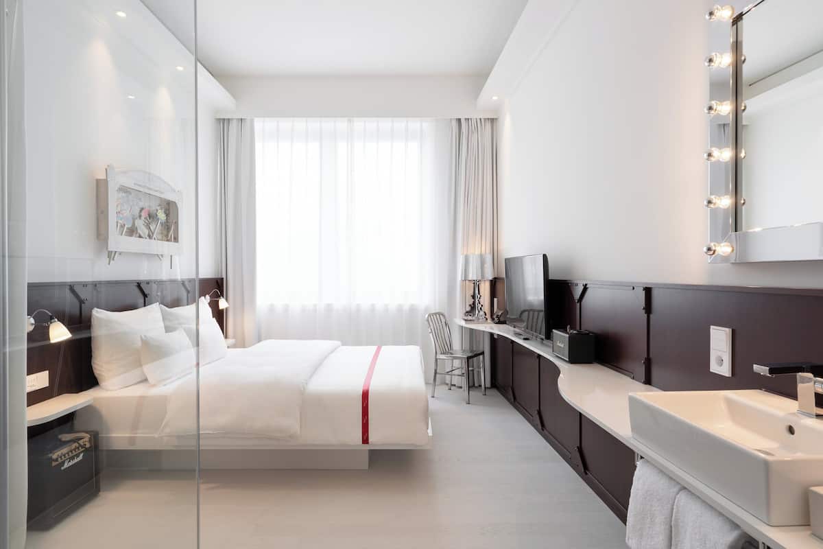 Cosy Room | Peralatan tempat tidur premium, peti besi dalam bilik