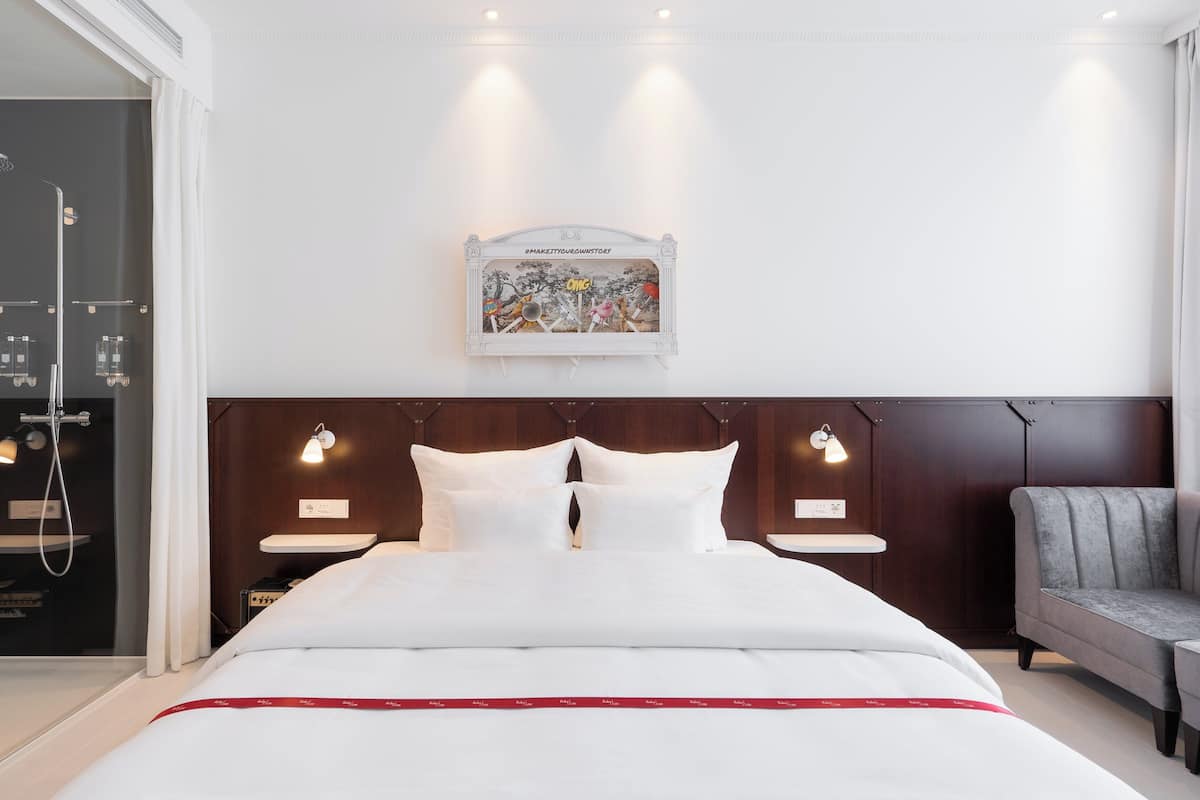 Resident | Peralatan tempat tidur premium, peti besi dalam bilik