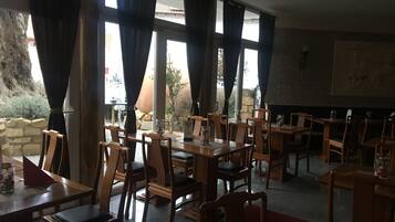 Tägliches Frühstücksbuffet gegen Gebühr