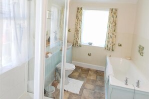Deep soaking tub, hair dryer, towels - Glenkilrie House (Blairgowrie)