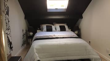 Standard Double Room, 1 Queen Bed with Sofa bed, Mezzanine (Cinéma) | Individually decorated, individually furnished, blackout drapes