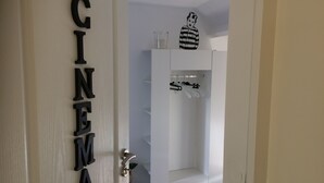 Une porte sur laquelle est inscrit le mot « CINÉMA » en lettres.