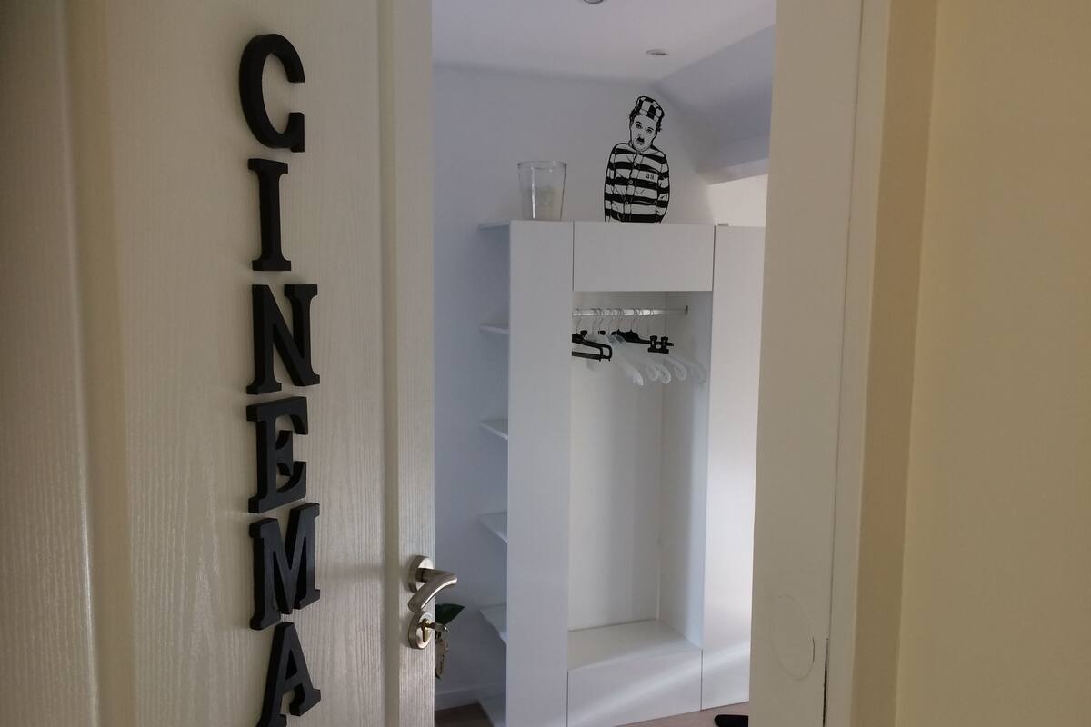 Een deur waarop het woord “CINEMA” in letters staat.
