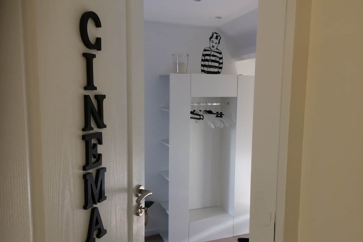 Habitación doble estándar, 1 cama Queen size y sofá cama, mezzanine (Cinéma) | Decoración personalizada, muebles diferentes y cortinas blackout