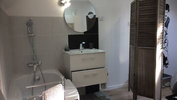 Standard-Doppelzimmer, 1 Queen-Bett und Schlafsofa, Zwischengeschoss (Cinéma) | Badezimmer | Badewanne, kostenlose Toilettenartikel, Haartrockner, Handtücher