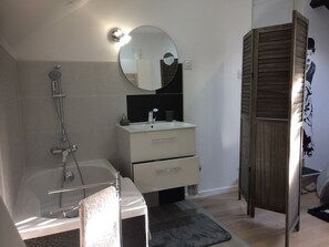 Doppia Standard, 1 letto queen con divano letto, al piano ammezzato (Cinéma) | Bagno | Vasca, set di cortesia gratuito, asciugacapelli, asciugamani