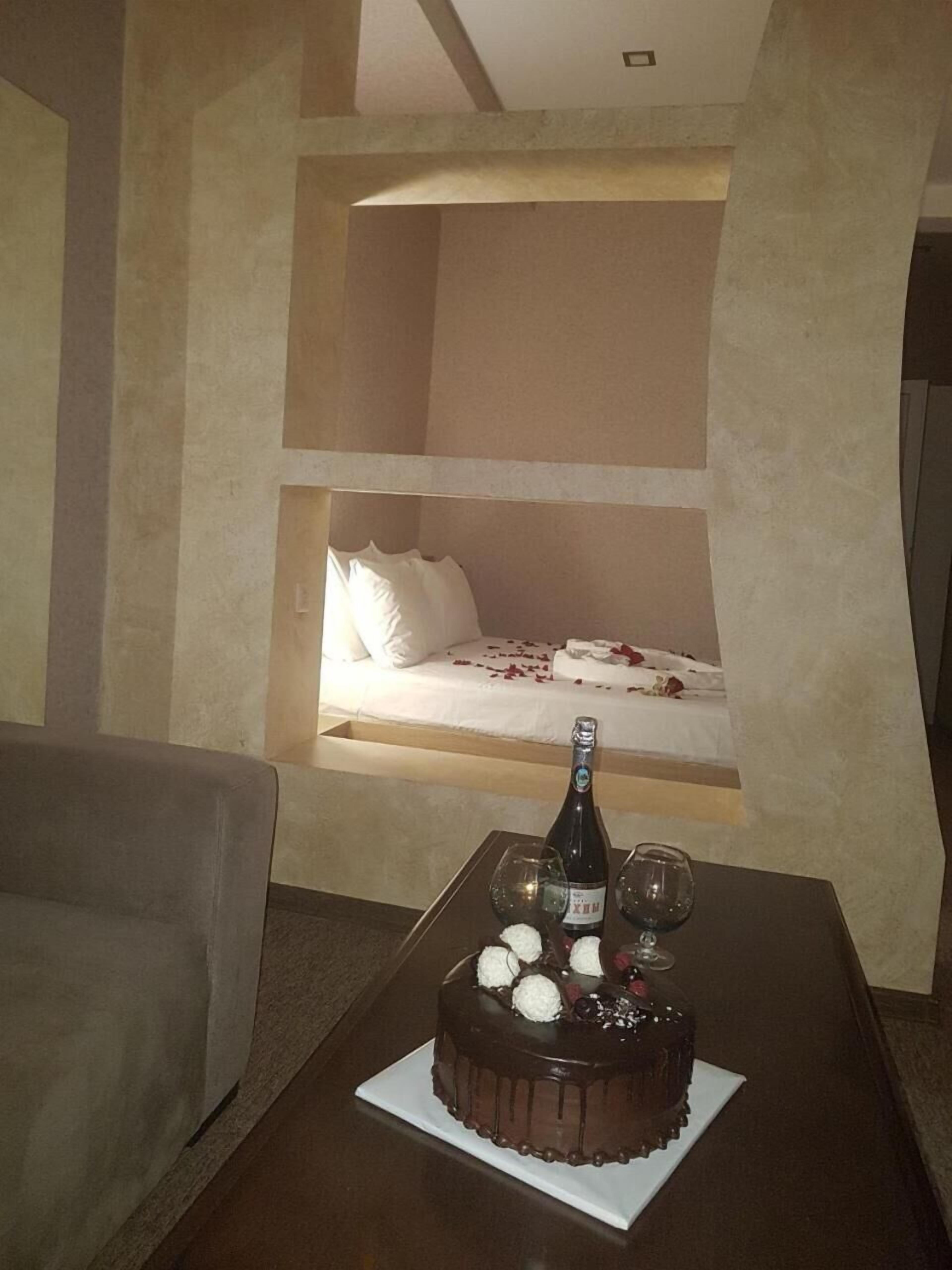 In-room safe, soundproofing, iron/ironing board, free WiFi