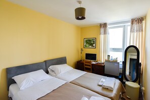 Twin Room, Shared Bathroom - Bray Apartment (London)