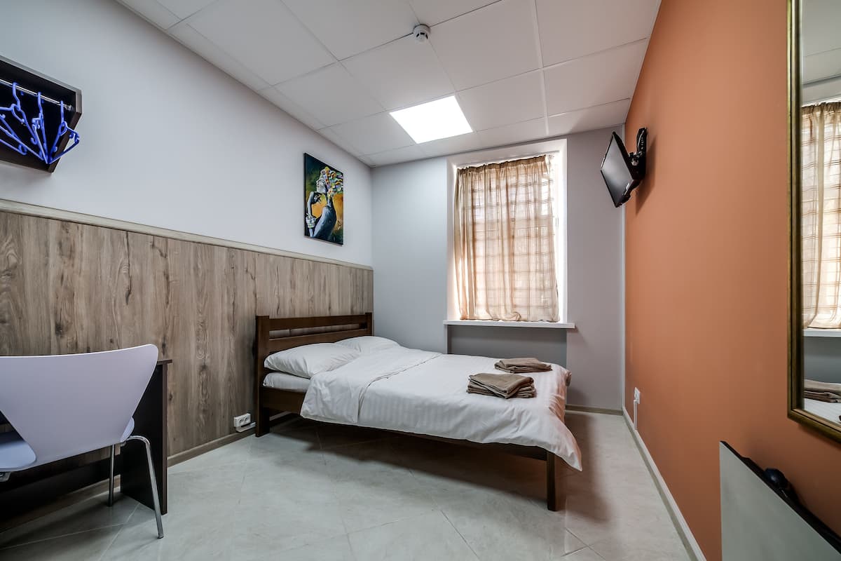 Double Room, Shared Bathroom (104) | Soundproofing, WiFi (free), bed sheets