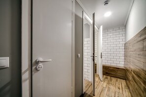 Shower, hair dryer, towels - Ostriv Hostel (Lviv)