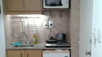 Apartamento, 1 cama Queen | Cozinha americana privada | Geladeira grande, micro-ondas, talheres/pratos/utensílios de cozinha