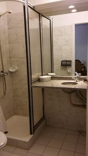 Apartamento, 1 cama Queen | Pia do banheiro