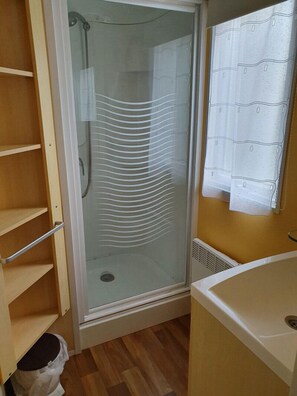 Comfort Mobile Home | Bathroom | Shower, hair dryer - Puy Rond Camping (Bressuire)
