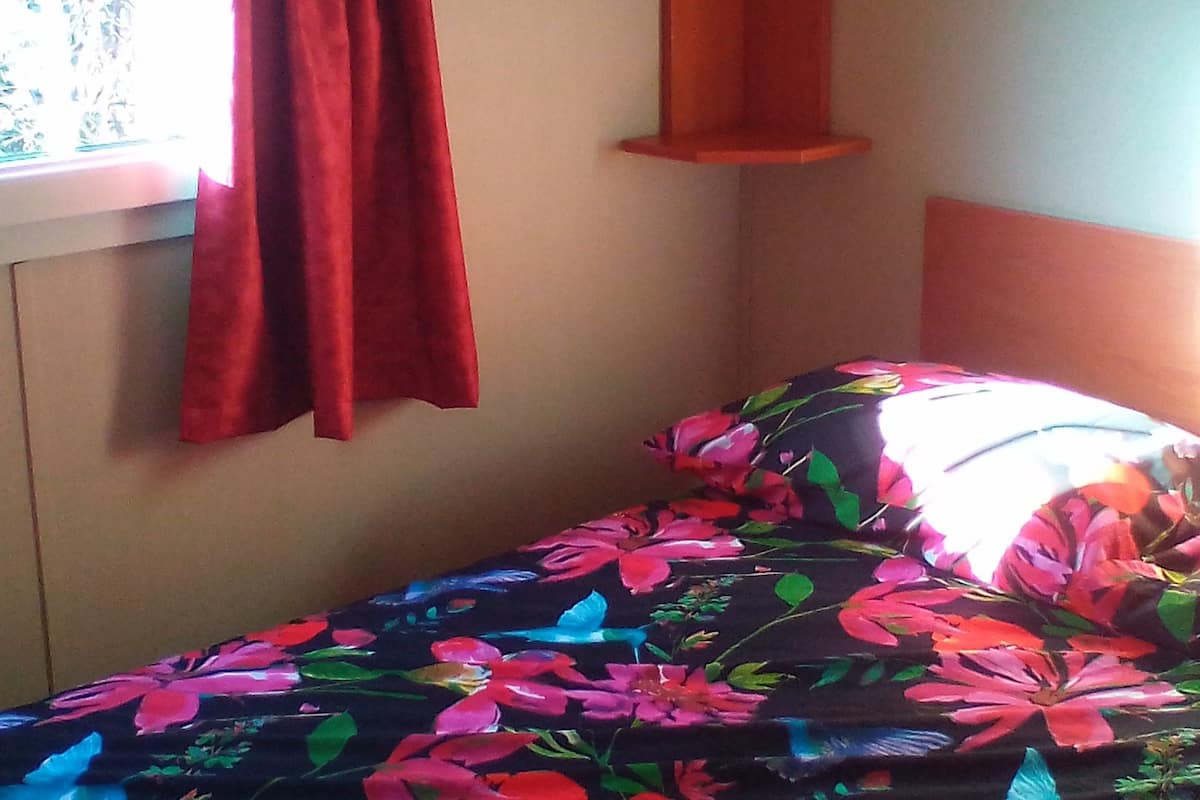 2 bedrooms, individually decorated, individually furnished