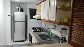 Basic Apartment, 3 Bedrooms, City View | Private kitchenette | Fridge, oven, cookware/dishes/utensils