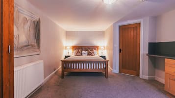 Executive Double Room, 1 King Bed | Individually decorated, individually furnished, soundproofing