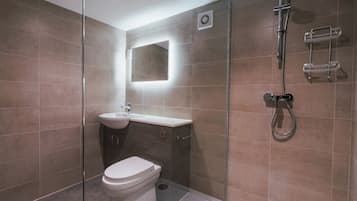 Habitación doble ejecutiva, 1 cama King size | Baño | Amenidades de baño ecológicas, secadora de cabello, toallas, jabón