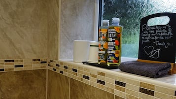 Superior Double Room with Garden View | Bathroom | Eco-friendly toiletries, hair dryer, towels, soap