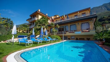 Piscina all'aperto, ombrelloni da piscina, lettini